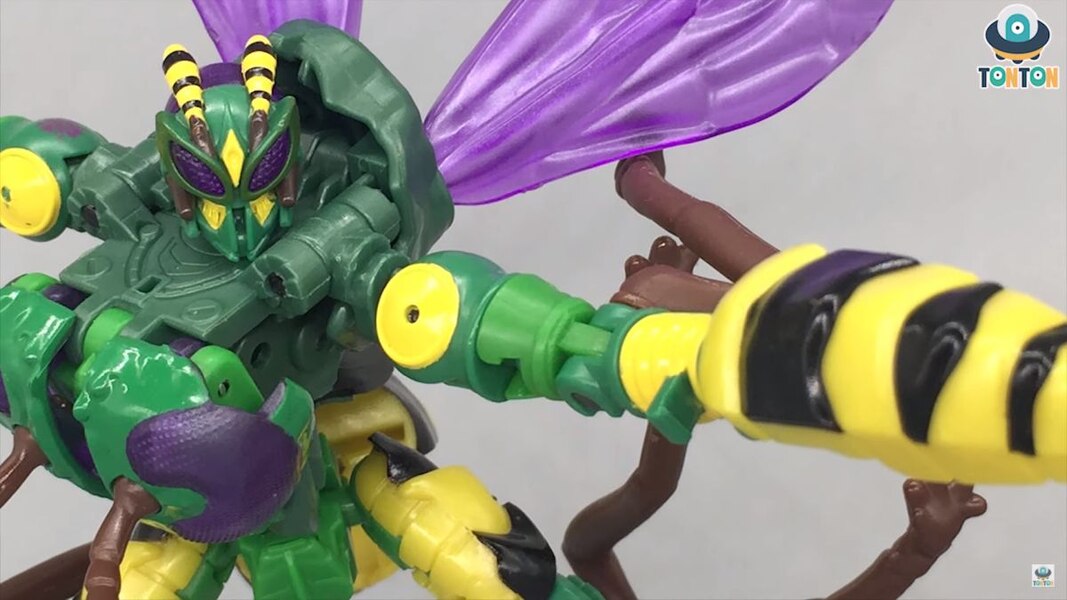 Transformers Kingdom Deluxe Class Waspinator  (8 of 38)